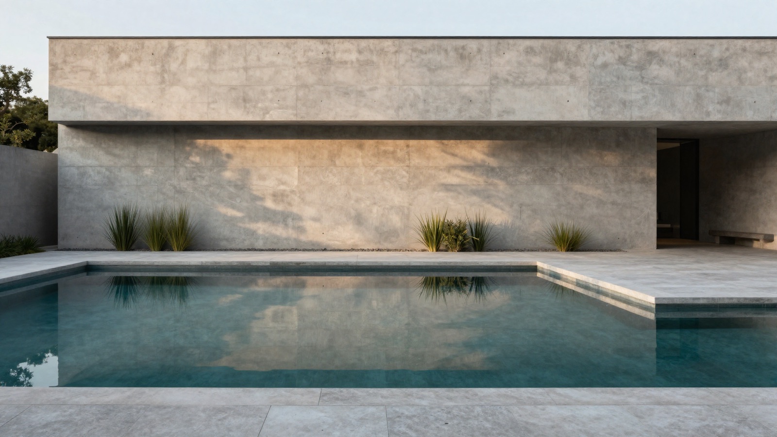 Freianlagen und Outdoor, Design-Pool mit Sichtbeton