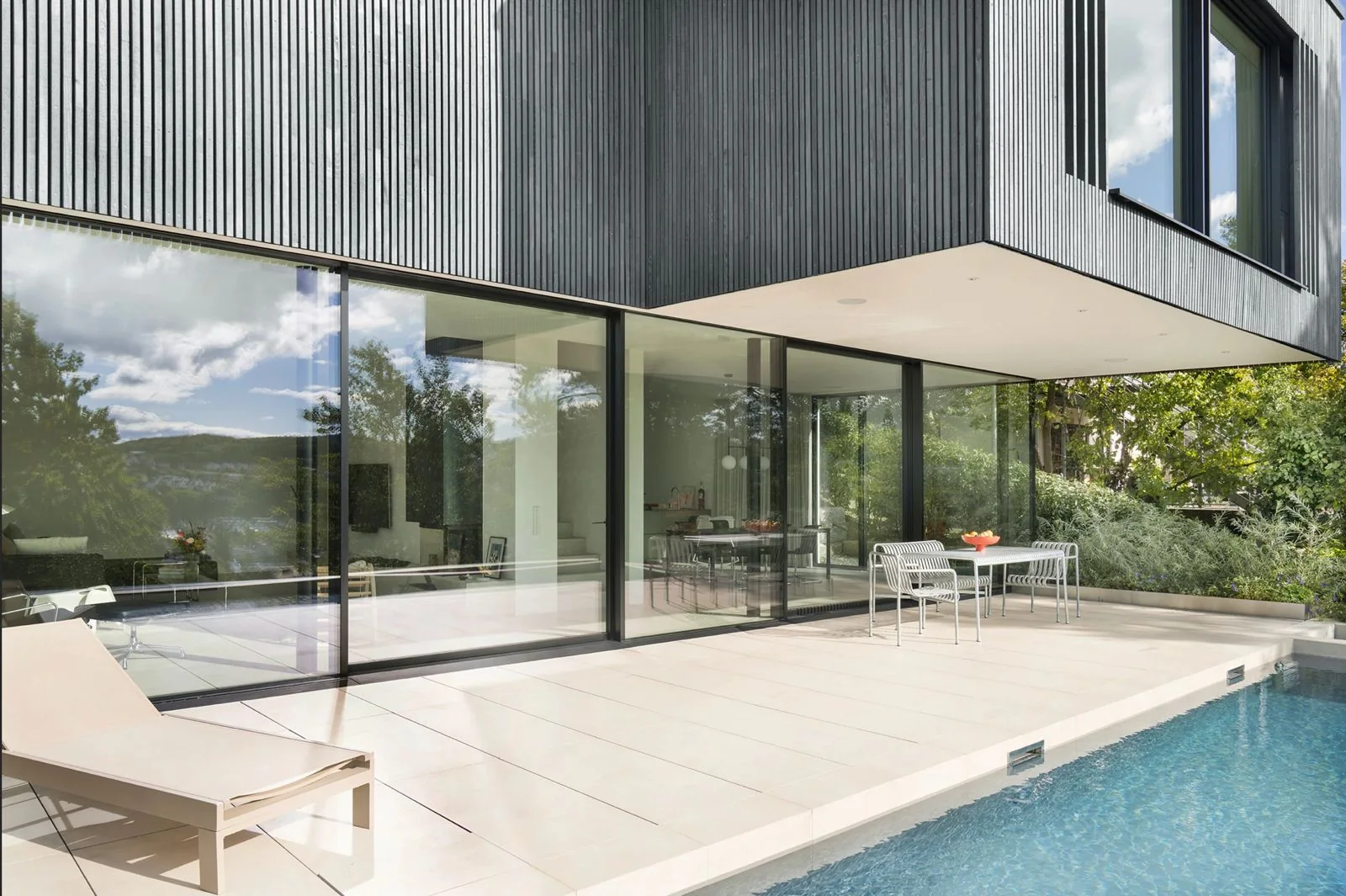 Villa mit Josko Schiebetüren und Pool